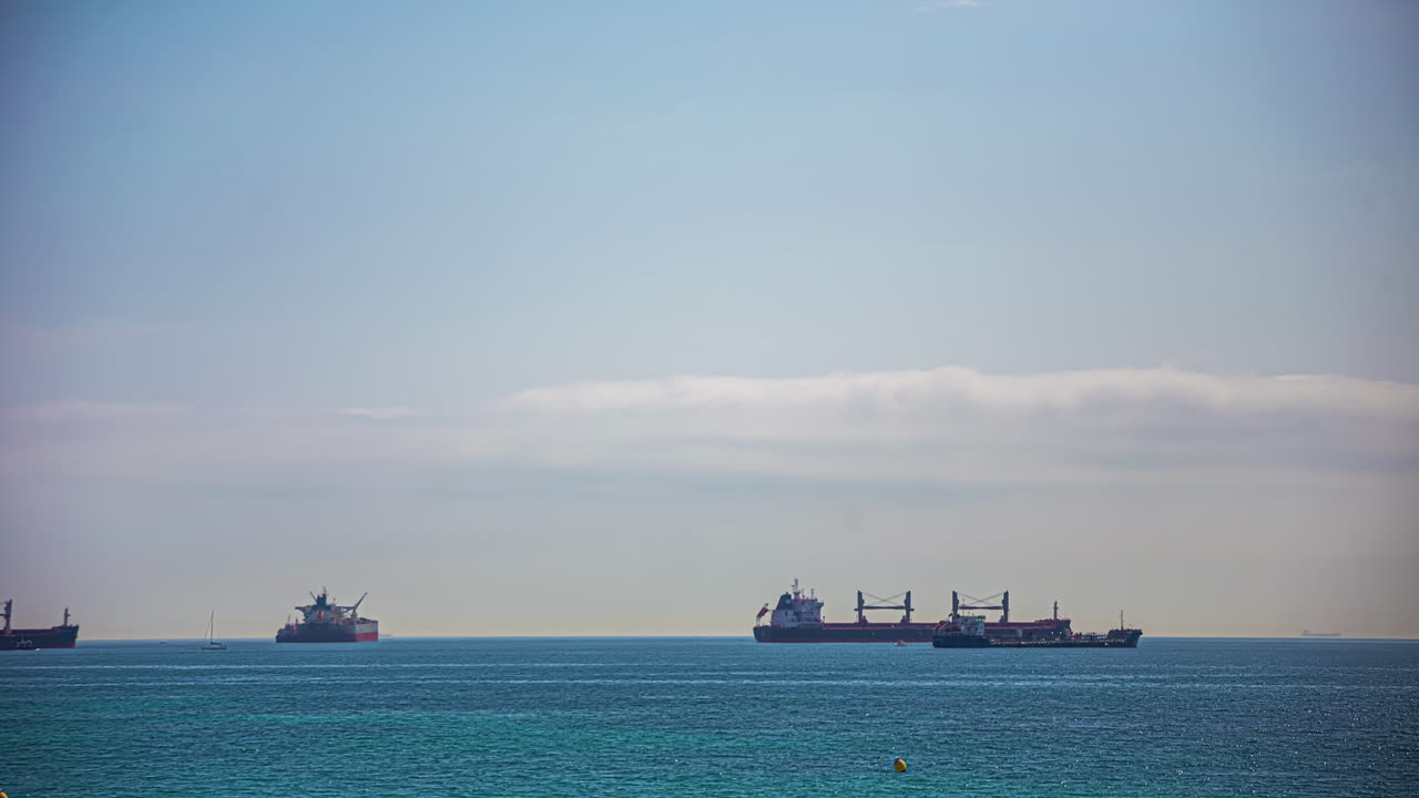 알게시라스 항구에서 항해하는 컨테이너 선박 - 시간 경과