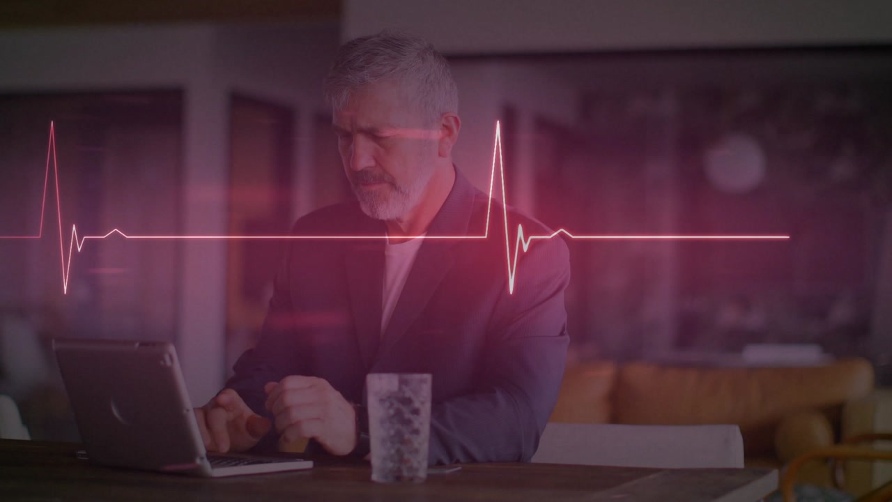 Animazione di cardiografo su uomo d'affari caucasico che usa il portatile