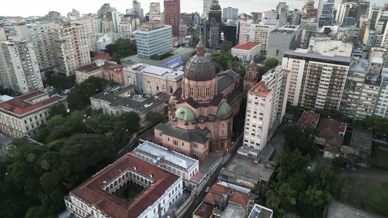 vista aérea en órbita de la catedral metropolitana de porto alegre en el centro de la ciudad de brasil