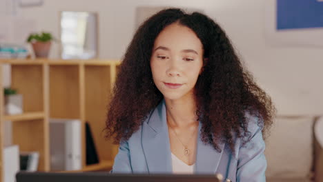 mujer de negocios, computadora portátil o motivación en digital