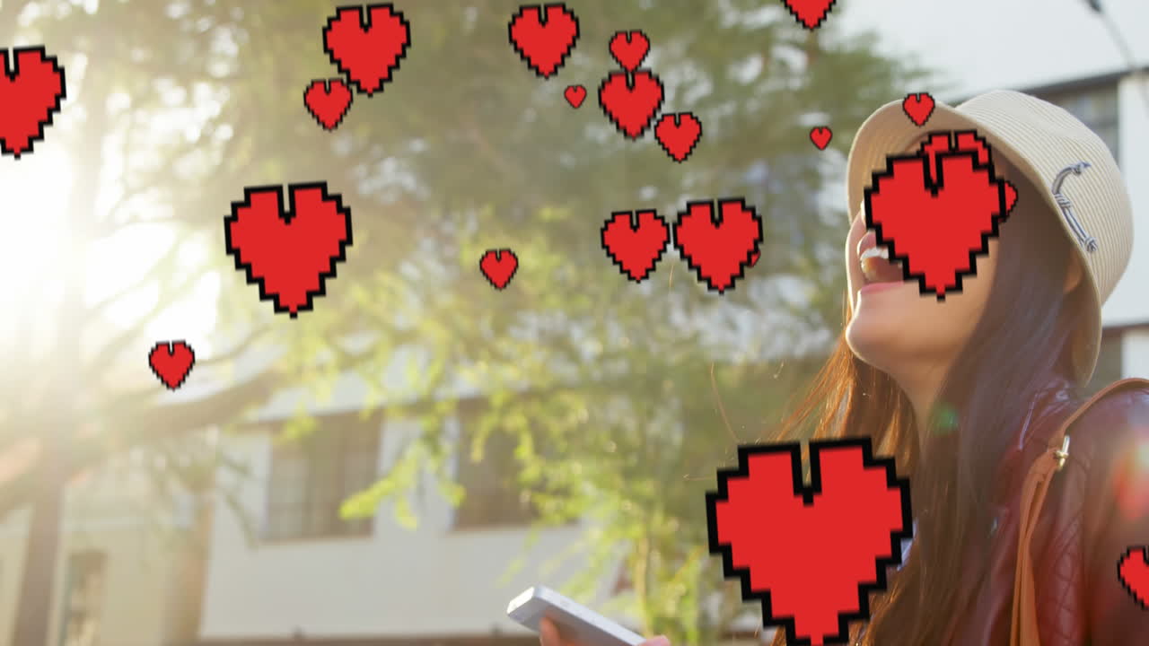 mujer riendo al aire libre 4k