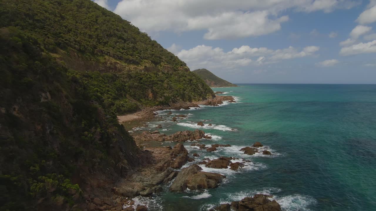 사우스오스트레일리아의 4k 공중 바위 해안 - 드론 돌리 인 + 틸트 업 샷