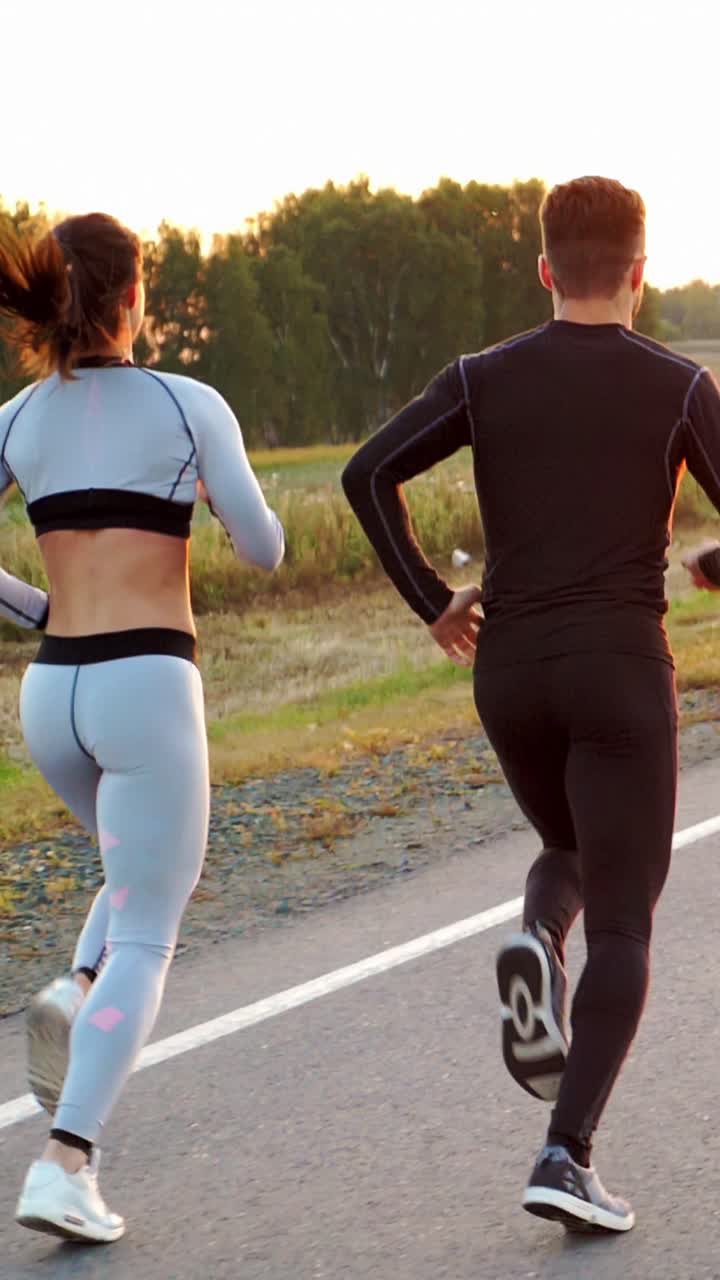 pareja corriendo al aire libre