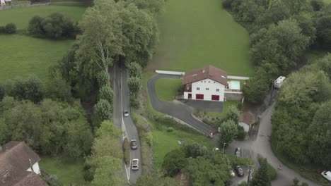 Coches-Antiguos-Cruzando-El-Pueblo-De-Ainhoa,-Pirineos-Atlánticos,-Región-De-Nouvelle-Aquitaine-En-El-Suroeste-De-Francia