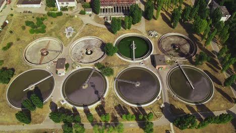 depósitos redondos de limpieza de aguas residuales en una instalación de tratamiento de aguas residuais