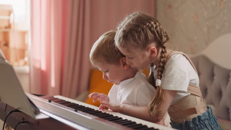 Una-Niña-Que-Se-Recupera-De-Una-Fractura-Por-Compresión-De-La-Columna-Toca-El-Piano