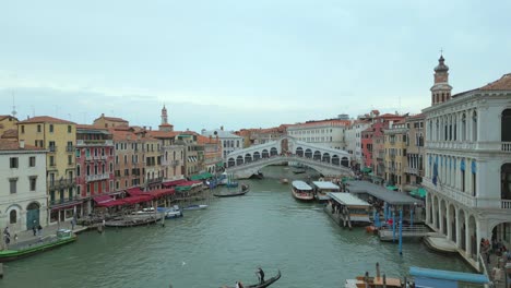 Antena-De-4k-De-San-Marco,-El-Puente-De-Rialto-Y-Los-Canales-En-Venecia,-Italia-En-Un-Día-Nublado-1