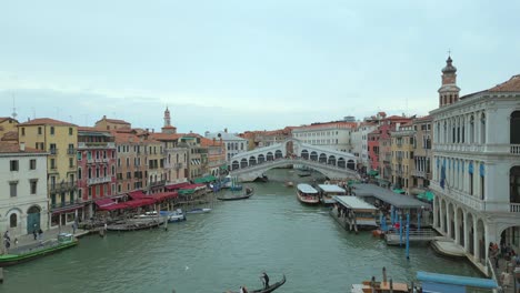4k aerea di san marco, il ponte di rialto e i canali a venezia, italia in un giorno nuvoloso-1