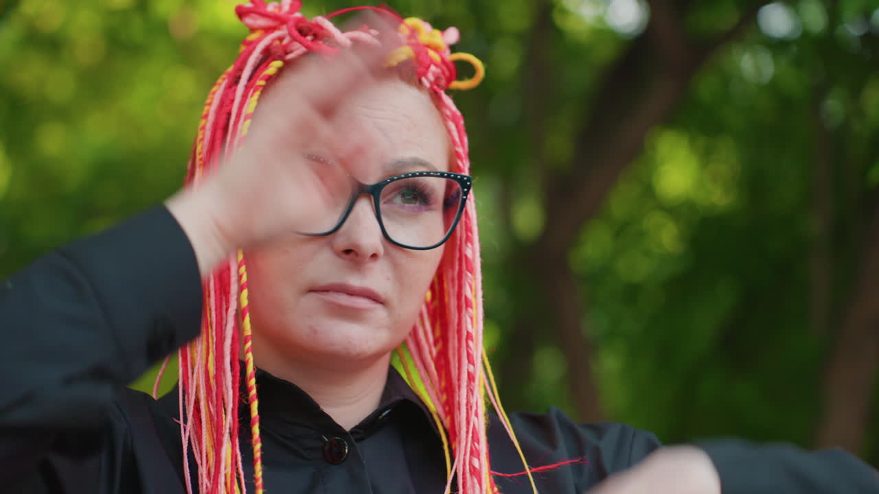 mujer descansando con tranquilidad, señora relajada en un banco del parque, mujer serena disfrutando de un momento de paz en un entorno de parque, mujer tranquila estirando los brazos sentada en un banco del parque durante su tiempo libre