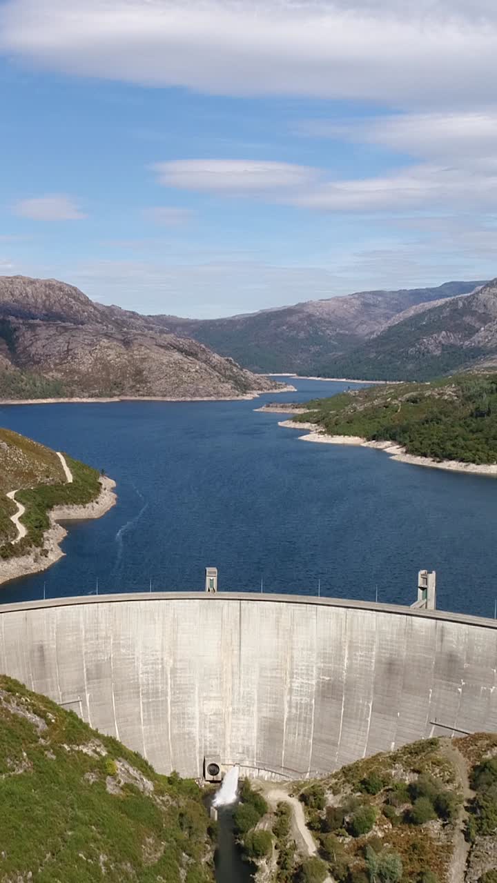 de la presa de vilarinho das furnas en portugal vídeo vertical