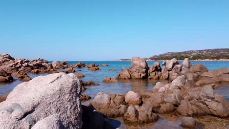 Drohnenaufnahme-Eines-Wilden-Strandes