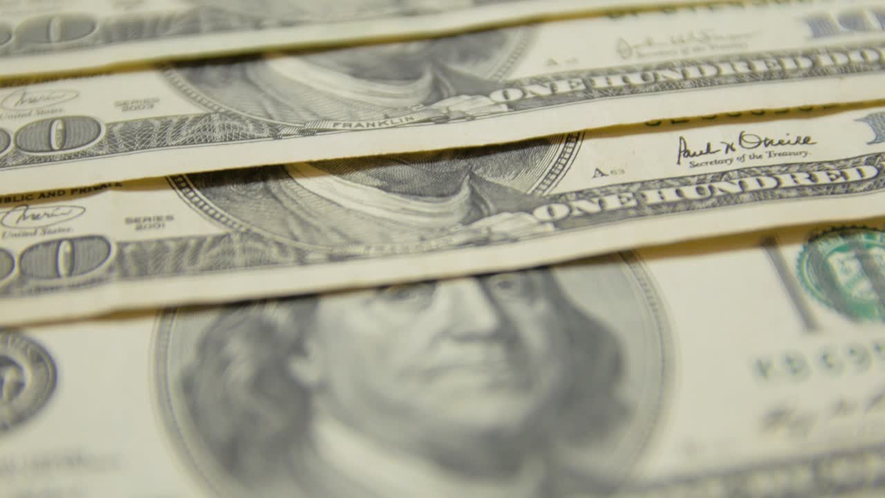 Primer plano de billetes de 100 dólares