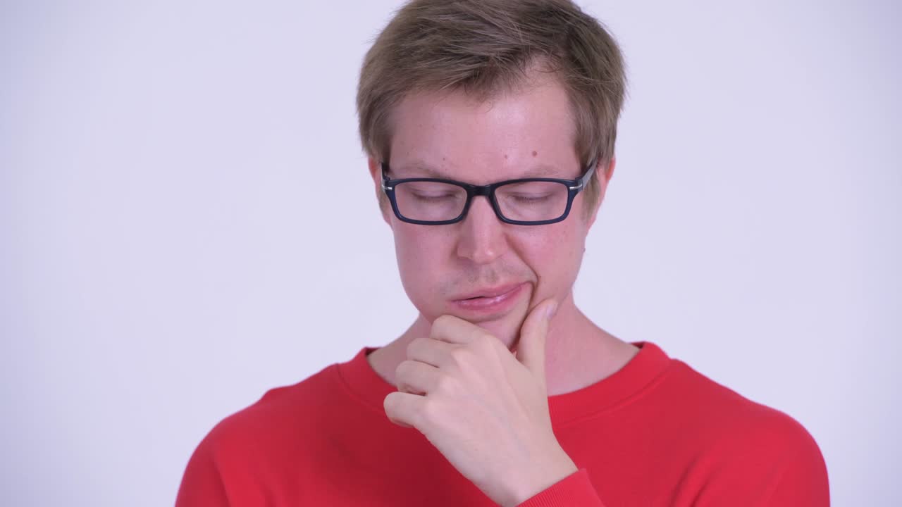 fotografía de estudio de un joven guapo