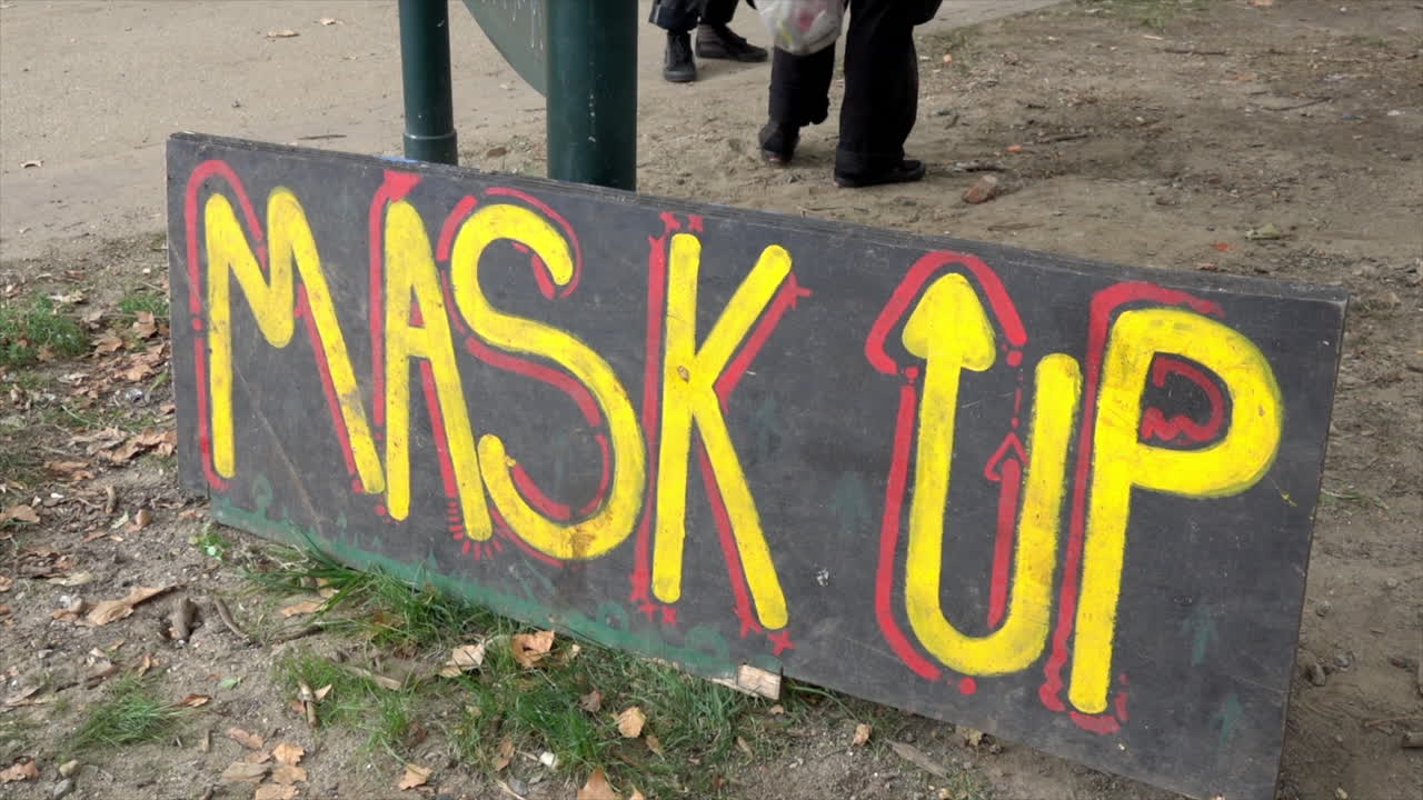 Sign encourages the wearing of masks because of Covid