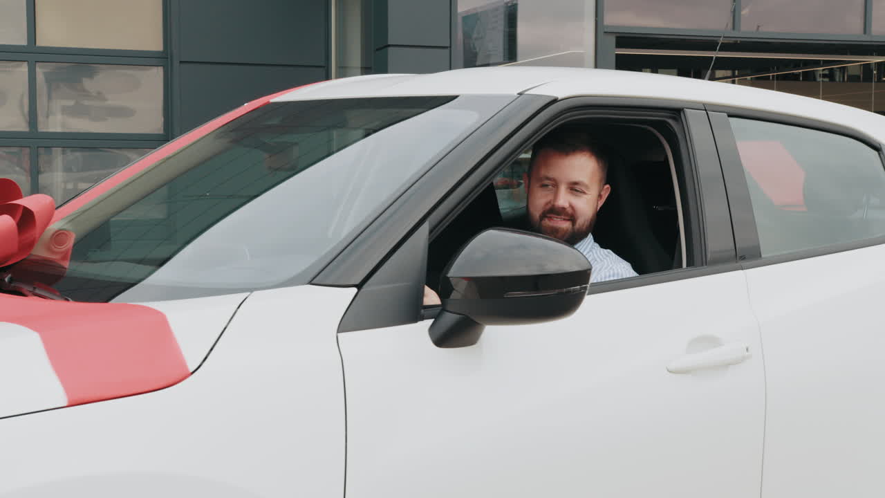 человек получает новую машину в подарок