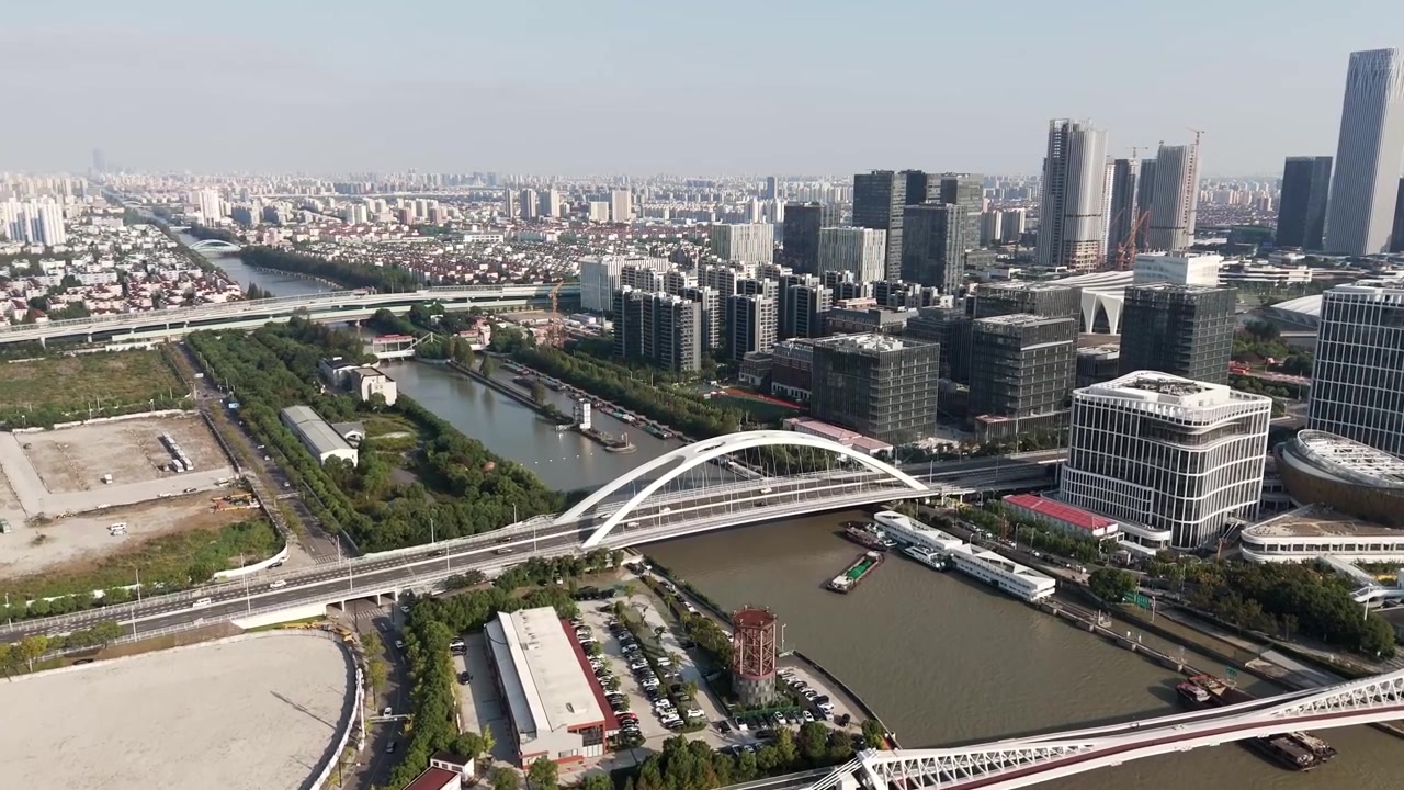 Paysage urbain aérien panoramique, Shanghai Chine. Circulation sur un pont traversant le fleuve Huangpu.