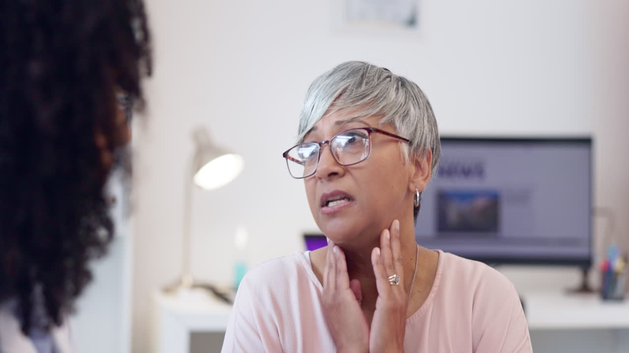 enfermo, hablando y una mujer con un médico