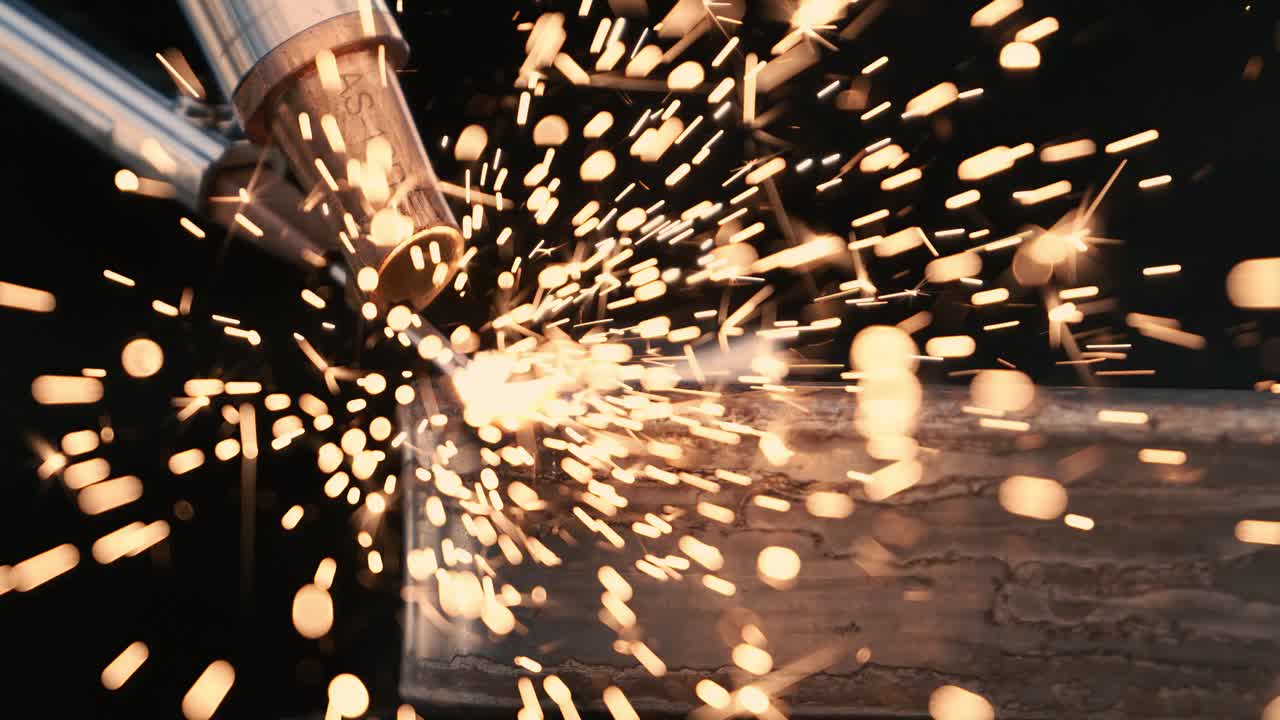 Saldatrice laser. Ripresa con una telecamera super slow motion a 1000 fps. La saldatura laser è mostrata in primo piano