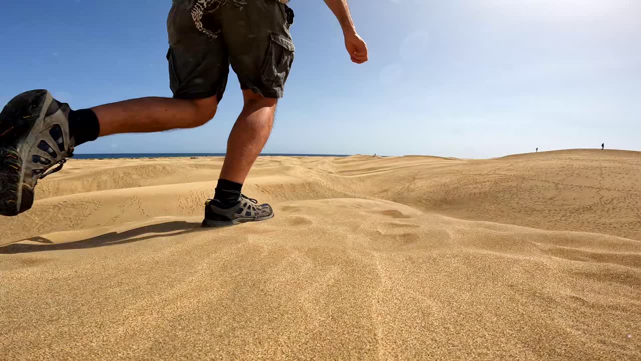 Persona che corre tra le dune di sabbia