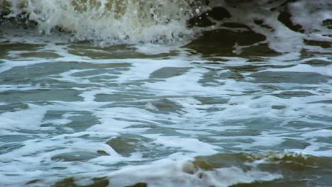 Olas-Aplastantes-Y-Olas-Dinámicas-Y-Rugientes-Que-Forman-Espumas-Y-Agua-Turbia.