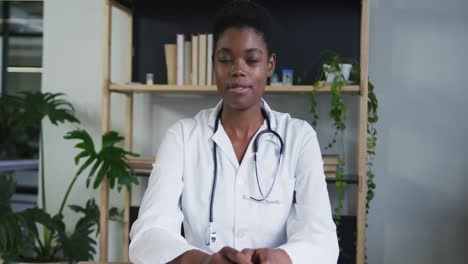 Porträt-Einer-Afroamerikanischen-Ärztin,-Die-Sich-Im-Videochat-Unterhält-Und-Lächelt
