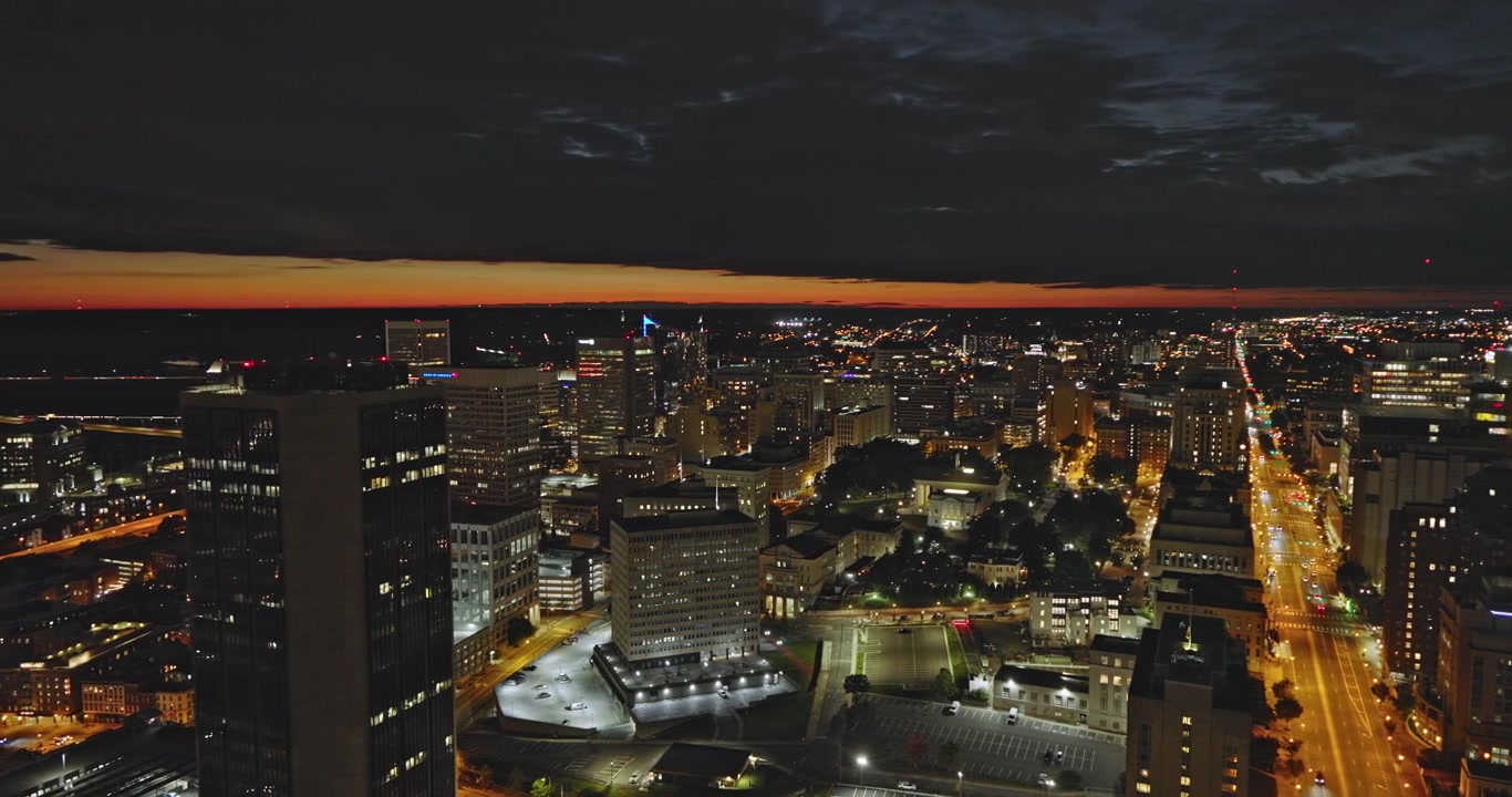 Richmond, Virgínia Aérea v41: Sobrevoo ao Pôr do Sol sobre Shockoe Slip, Church Hill, MCV, o Distrito do Capitólio e o Centro da Cidade - Filmado com Inspire 3 8k - 29 de Setembro de 2023