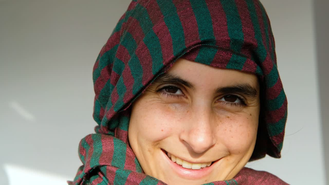 머리 스카프에 젊은 아랍 여자의 초상화를 닫습니다