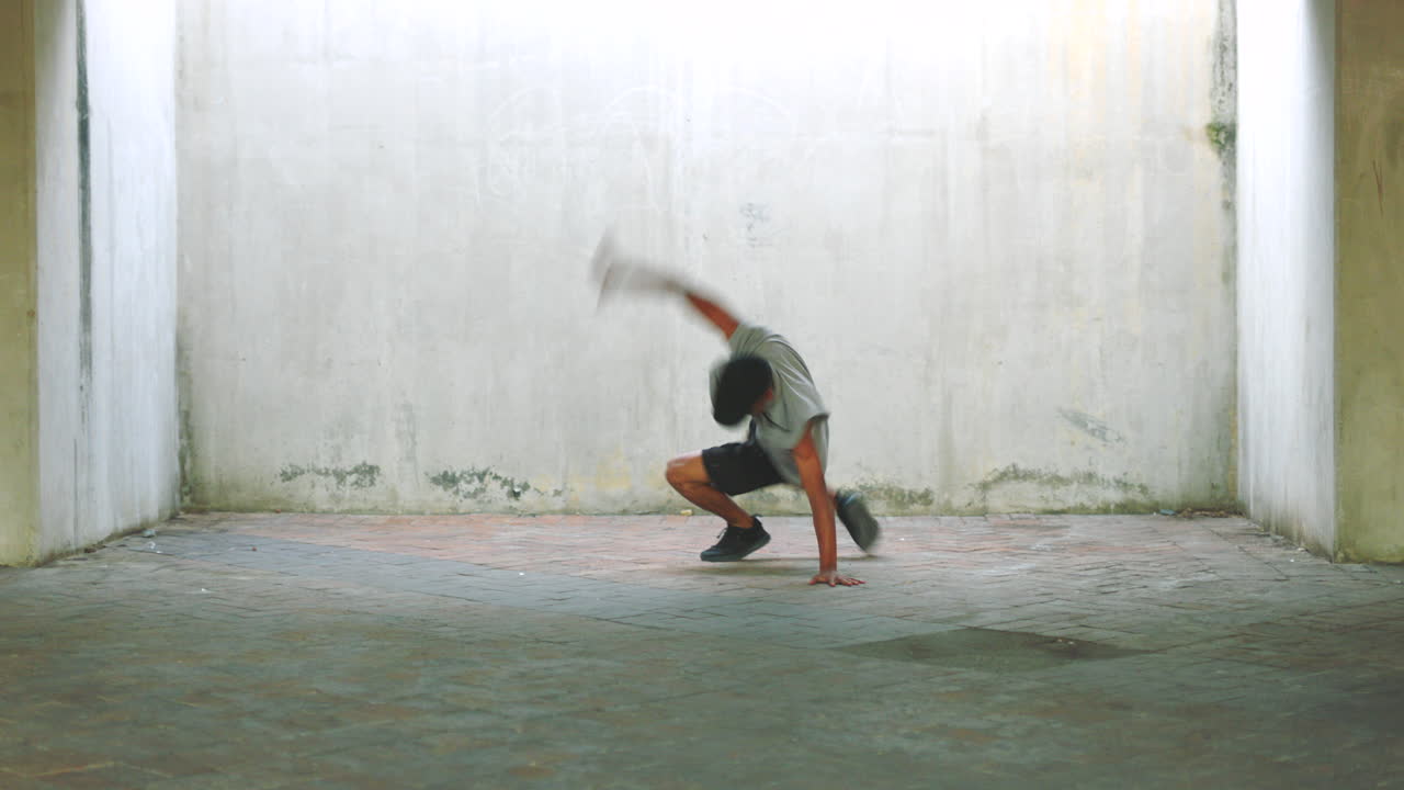 fitness, hip hop y breakdance atleta hombre acrobacia
