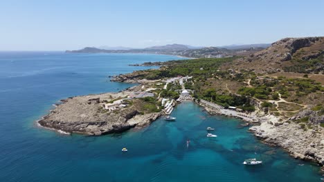 drohnen fliegen über den strand von kallithea bei kallithia springs in rhodos, griechenland