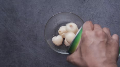 preparación de litchis enlatados