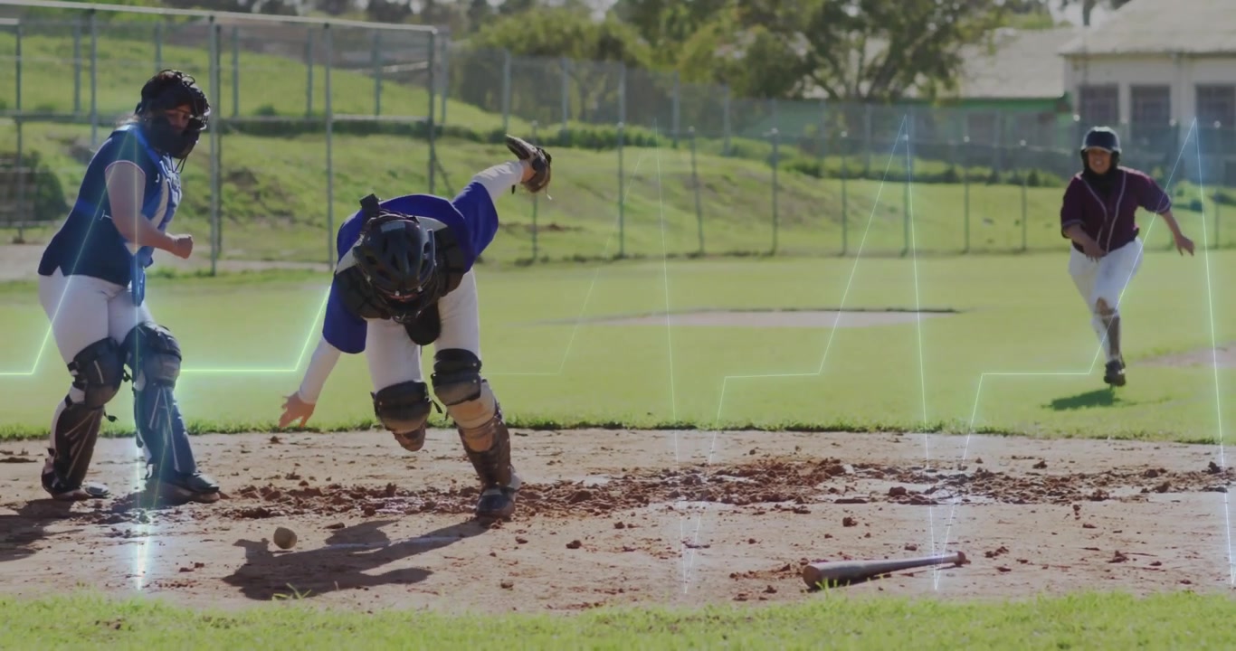 Ženská baseballová chytačka chytající přízemní míč během tréninku