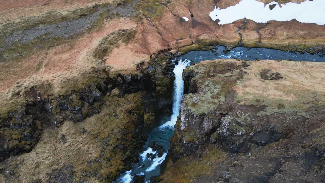 río islandés y cascada con montañas en el espectáculo de drones de fondo en 4k-1