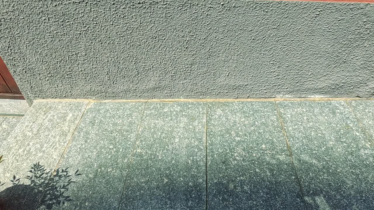 persianas abiertas en una ventana italiana soleada