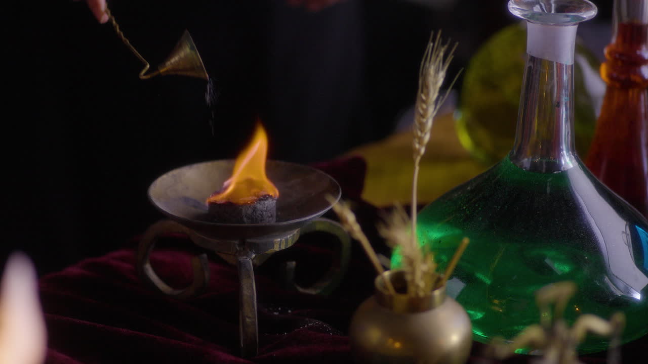 ritos góticos wiccanos: mujer química encendiendo una vela en medio de un humo enigmático - una romántica fotografía cinematográfica pre-rafaelita