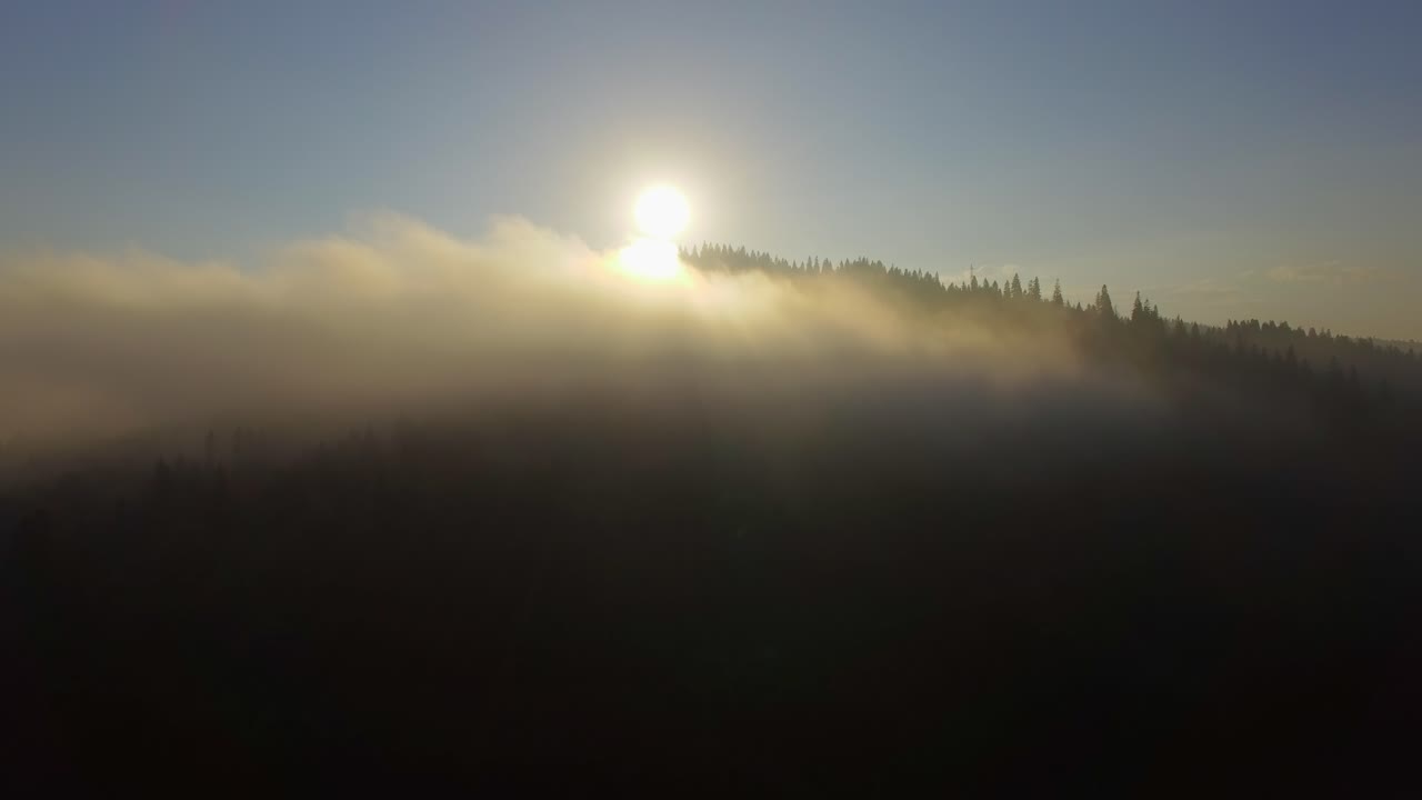 воздушный вид. лететь над красивой горой в облаках. воздушный кадр камеры. восход солнца 04