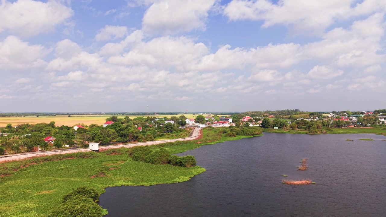 Vietnam, Vung Tau'daki Ho Song Kinh'i keşfedin. Nehri, yeşil ağaçları ve çevredeki yolları gözlemleyin. Bölgede gündüz vakti su kenarındaki günlük yaşama bir bakış.