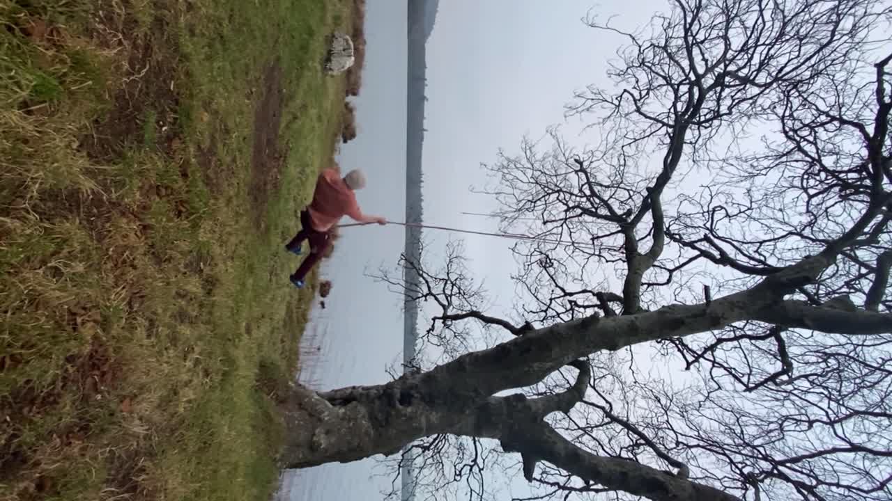 호반 슬로우 모션 세로 샷으로 스윙을 즐기는 남자