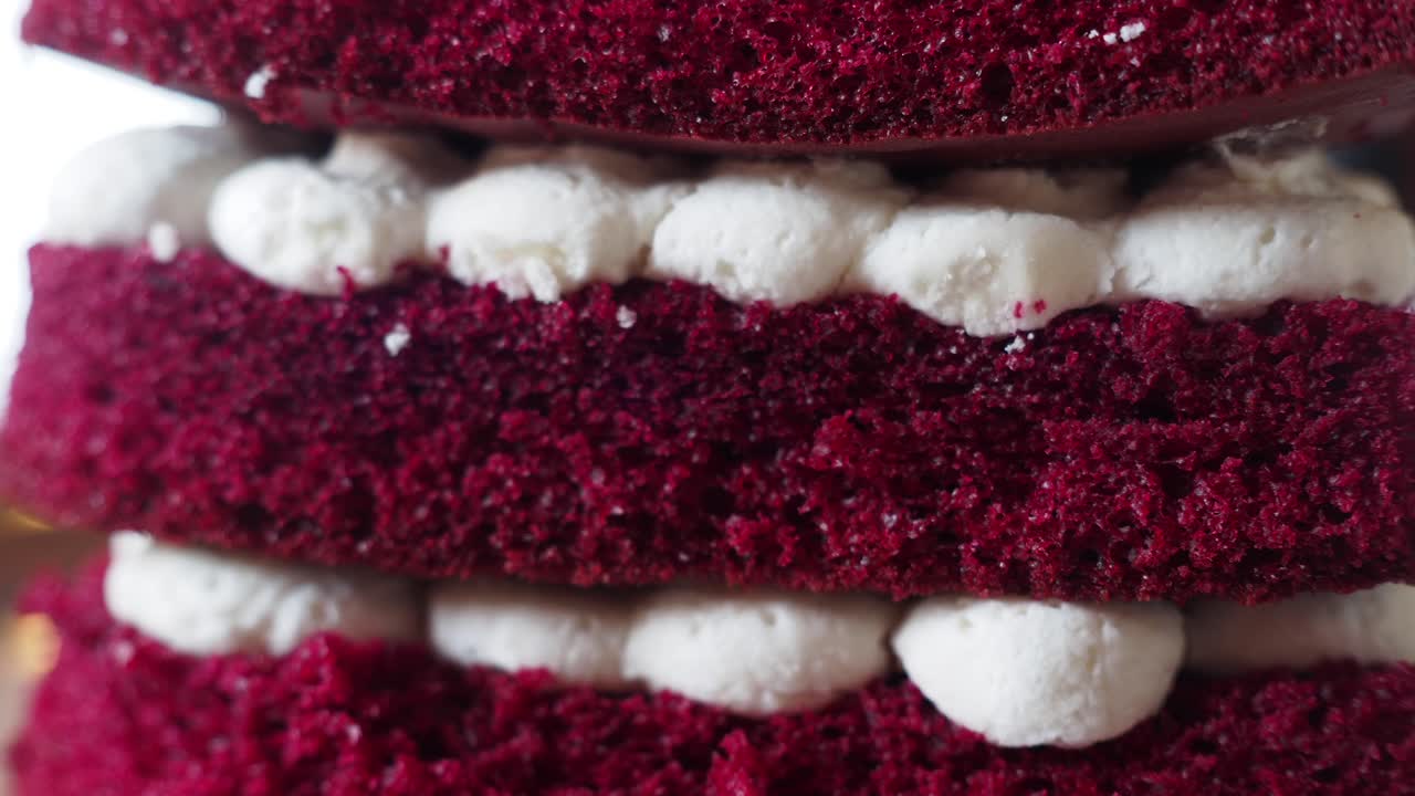 nahaufnahme eines köstlichen roten samtkuchens mit weißem glasur