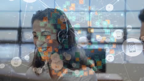 animación de conexiones con iconos sobre mujer de negocios usando auriculares de teléfono