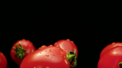 Tomates-De-Cóctel-Rojos-Frescos-Primer-Plano-Súper-Macro-Con-Fondo-Oscuro-único-De-Alta-Resolución-4k-Disparar-Volar-Sobre-Hq