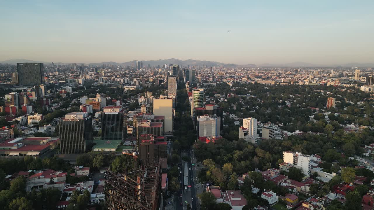vistas aéreas de edificios en la avenida insurgentes en cdmx, capturadas desde un dron