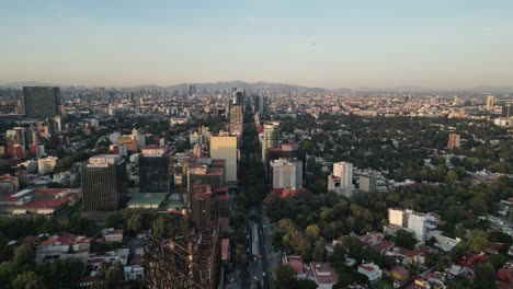 Vistas-Aéreas-De-Edificios-En-Avenida-Insurgentes-En-Cdmx,-Capturadas-Desde-Un-Dron