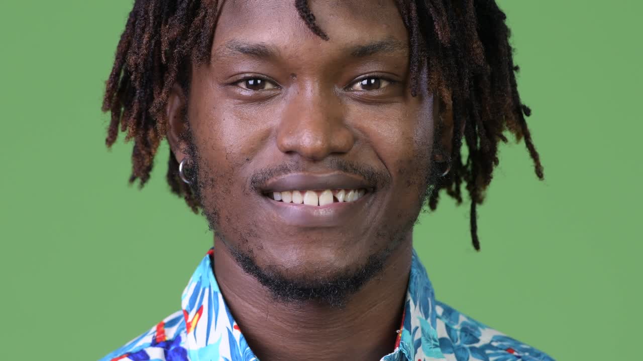 молодой счастливый красивый африканский турист мужчина улыбается