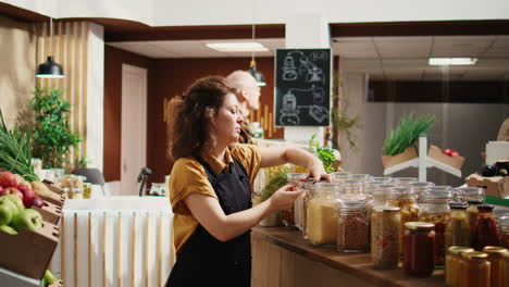 empleado reabastece la tienda de comestibles local