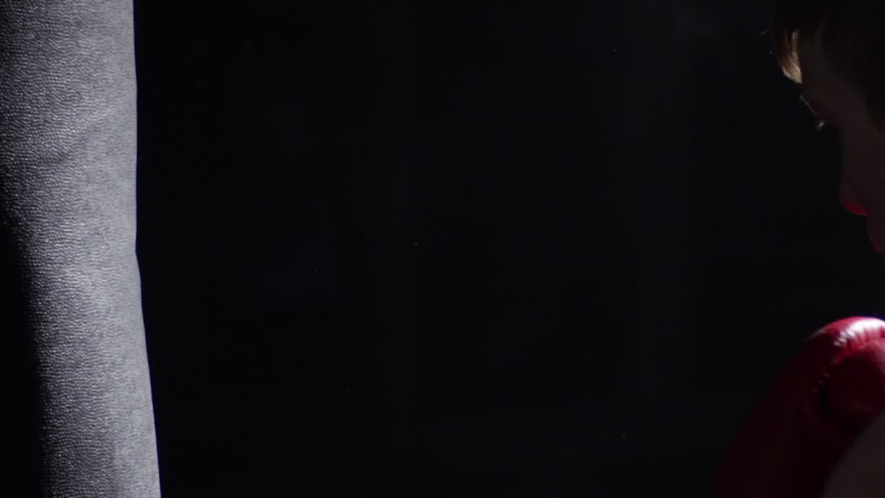 권투 가방 을 들고 권투 를 연습 하는 사람