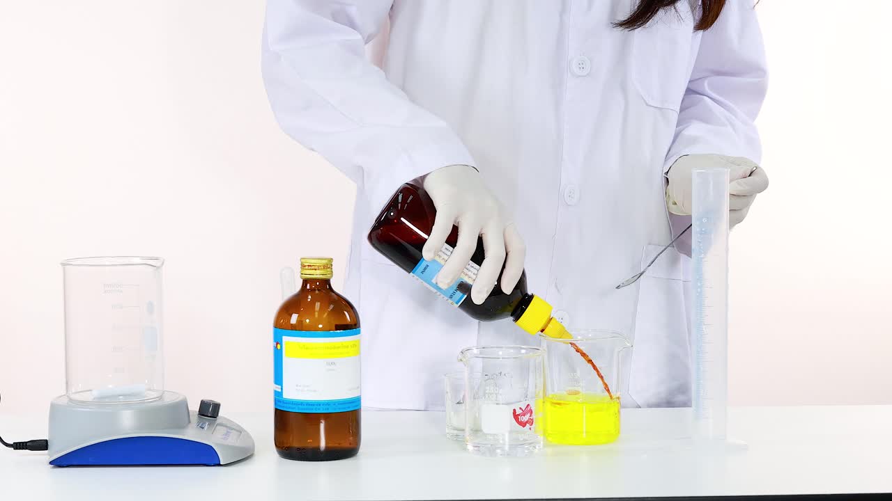 científico que realiza un experimento de reacción química con reloj de yodo en un entorno de laboratorio