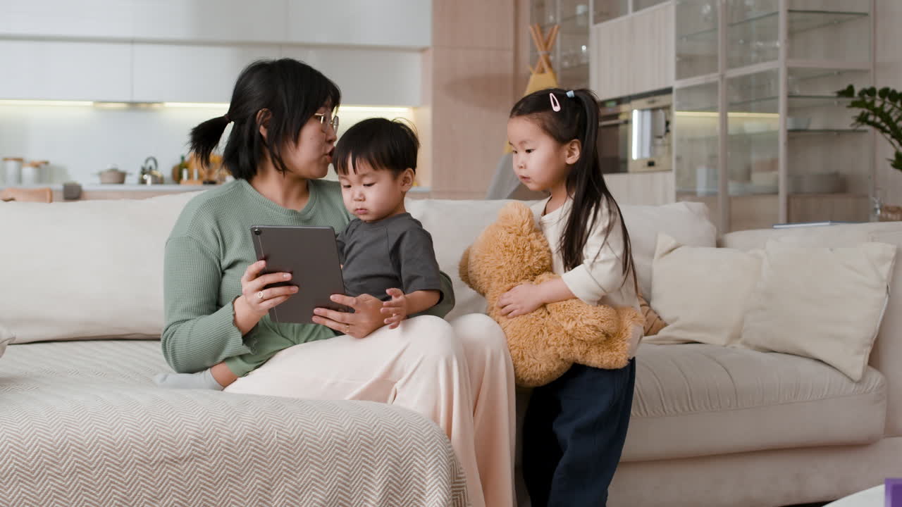 태블릿을 함께 즐기는 가족