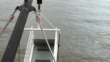 Ondas-De-Agua-Vistas-Desde-Un-Barco-Turístico-Navegando-Sobre-El-Río-Ohio-Cerca-De-Cincinnati---POV