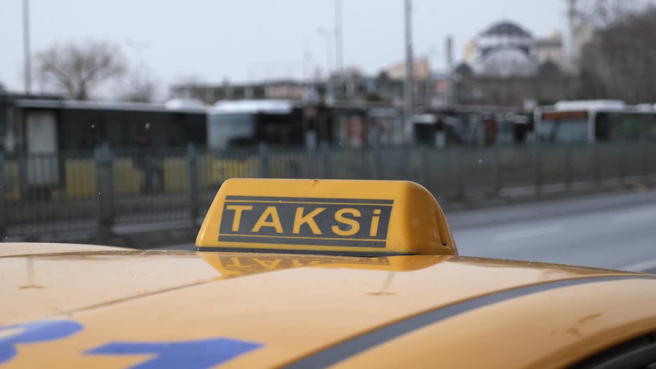 taxi amarillo en una ciudad