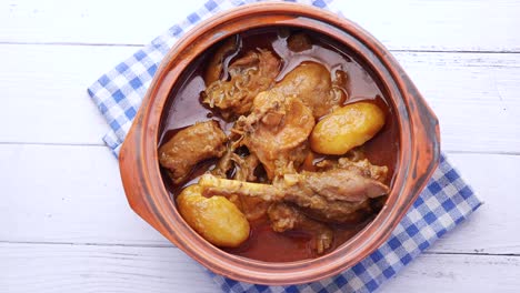 curry de pollo o masala en un tazón en la mesa